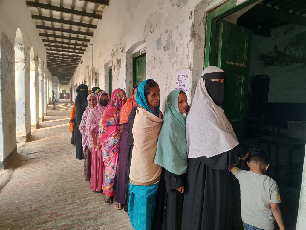 মানিকগঞ্জে নিরাপত্তা বলয়ে ভোট গ্রহণ শুরু