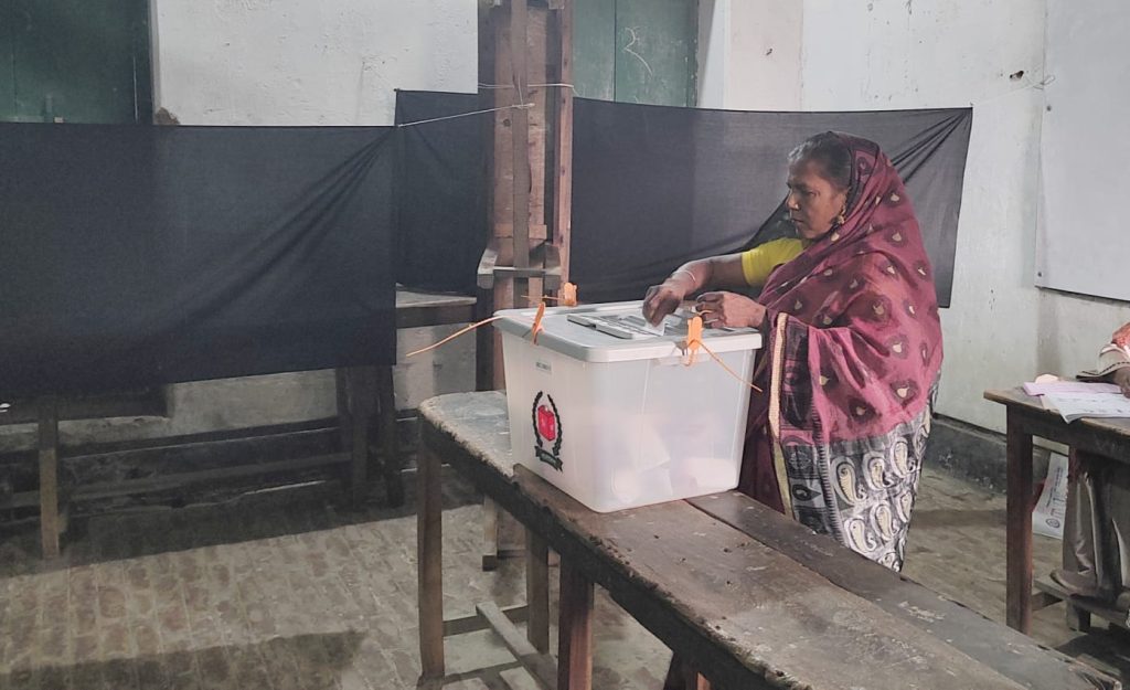 মানিকগঞ্জে শান্তিপূর্ণভাবে ভোট গ্রহণ শেষে গণনা শুরু