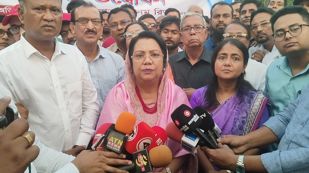 খাল খননে অনিয়ম সহ্য করা হবে না- সাটুরিয়ায় পর্যটন মন্ত্রী রিতা খাল খননে অনিয়ম সহ্য করা হবে না- সাটুরিয়ায় পর্যটন মন্ত্রী রিতা