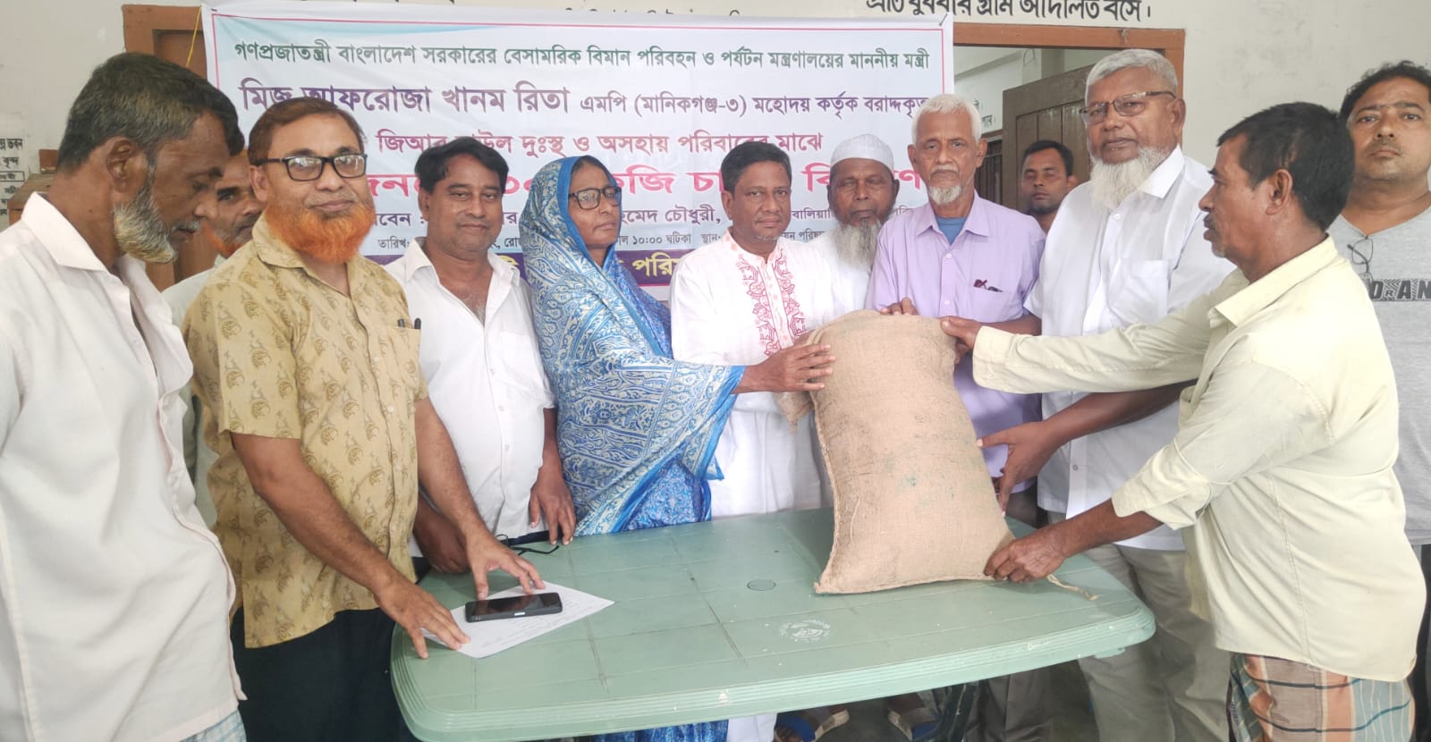 বিমানমন্ত্রীর রিতা পক্ষে সাটুরিয়ায় দুস্থদের মাঝে চাল বিতরণ
