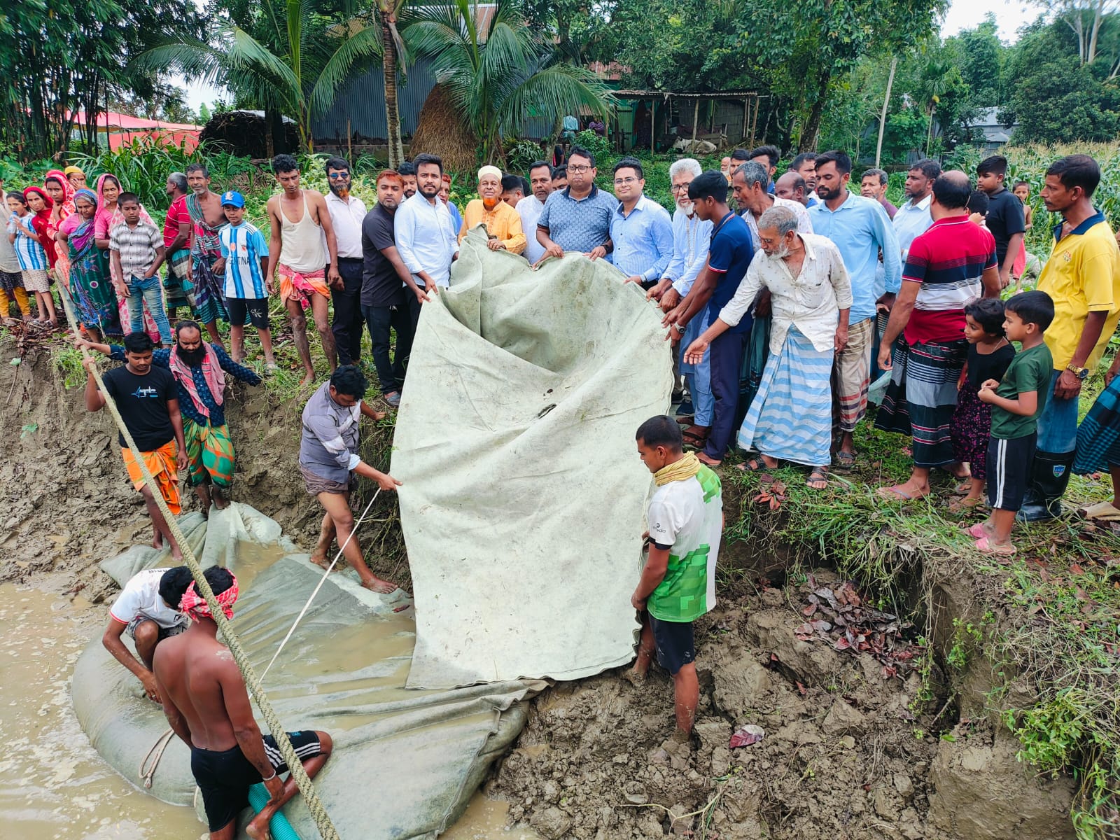 বিমান মন্ত্রী রিতার নির্দেশে সাটুরিয়ায় জিওটিওব ও জিওব্যাগ ফেলা শুরু বিমান মন্ত্রী রিতার নির্দেশে সাটুরিয়ায় জিওটিওব ও জিওব্যাগ ফেলা শুরু