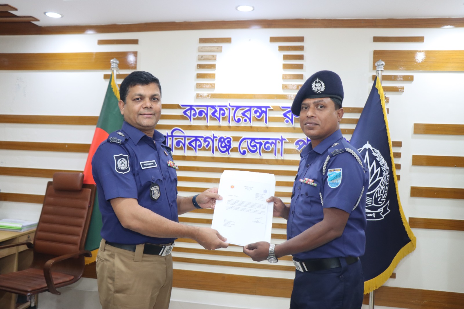 মোশাররফ হোসেন মানিকগঞ্জের শ্রেষ্ঠ ওসি মোশাররফ হোসেন মানিকগঞ্জের শ্রেষ্ঠ ওসি