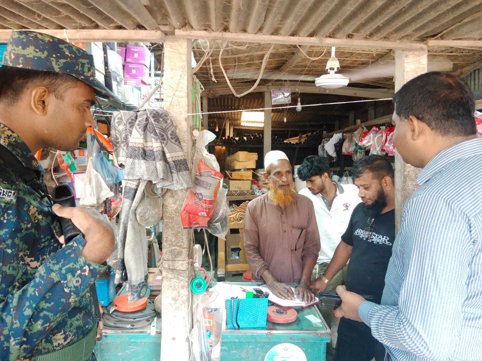 সাটুরিয়ায় গ্যাস সিলিন্ডারে কারসাজি, ৩ প্রতিষ্ঠানকে জরিমানা