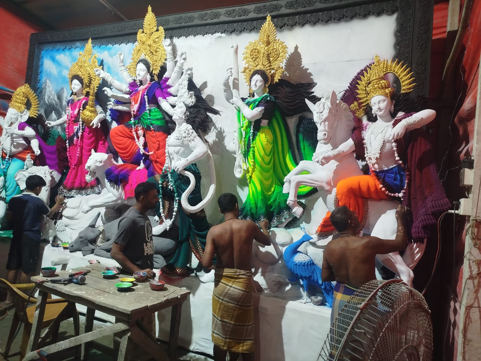 দেবীর রূপ ফুটিয়ে তুলতে ব্যস্ত শিল্পীরা, সাটুরিয়ায় ৮১ মণ্ডপে দুর্গোৎসবের প্রস্তুতি দেবীর রূপ ফুটিয়ে তুলতে ব্যস্ত শিল্পীরা, সাটুরিয়ায় ৮১ মণ্ডপে দুর্গোৎসবের প্রস্তুতি